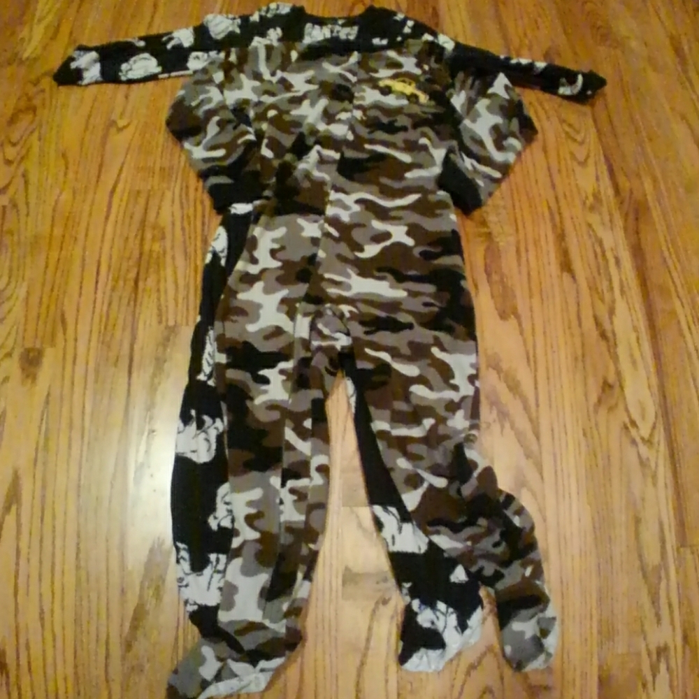 Lot Carter size 5T footed pjs